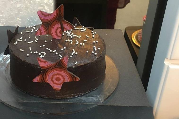 Why midnight cake deliveries are gaining popularity in Kolkata